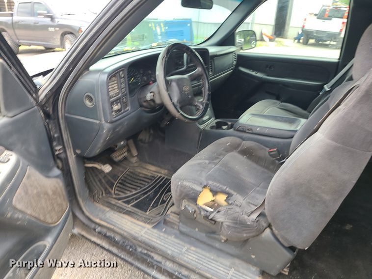 image for item MG9620 2001 Chevrolet Silverado 1500  Ext. Cab pickup truck