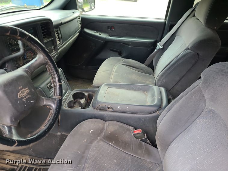 image for item MG9620 2001 Chevrolet Silverado 1500  Ext. Cab pickup truck