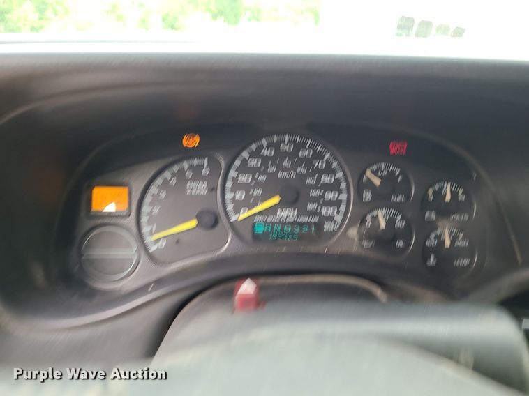 image for item MG9620 2001 Chevrolet Silverado 1500  Ext. Cab pickup truck