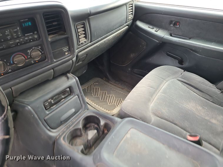 image for item MG9620 2001 Chevrolet Silverado 1500  Ext. Cab pickup truck