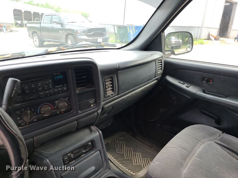 image for item MG9620 2001 Chevrolet Silverado 1500  Ext. Cab pickup truck