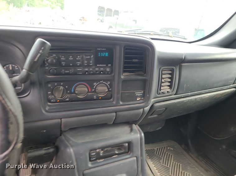 image for item MG9620 2001 Chevrolet Silverado 1500  Ext. Cab pickup truck