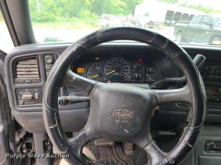 image for item MG9620 2001 Chevrolet Silverado 1500  Ext. Cab pickup truck