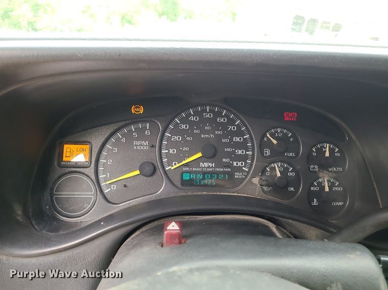 image for item MG9620 2001 Chevrolet Silverado 1500  Ext. Cab pickup truck