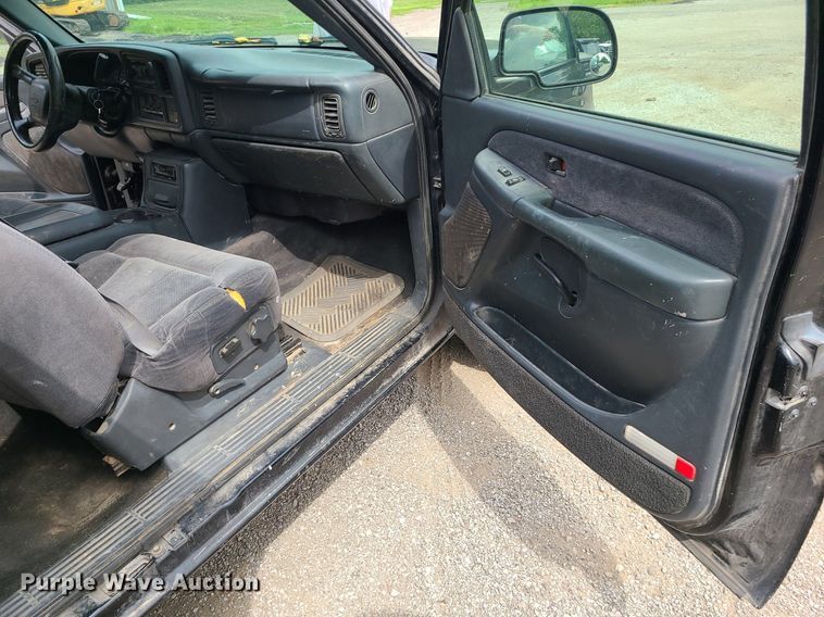 image for item MG9620 2001 Chevrolet Silverado 1500  Ext. Cab pickup truck