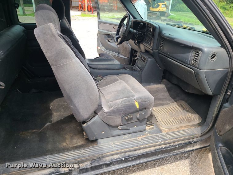 image for item MG9620 2001 Chevrolet Silverado 1500  Ext. Cab pickup truck