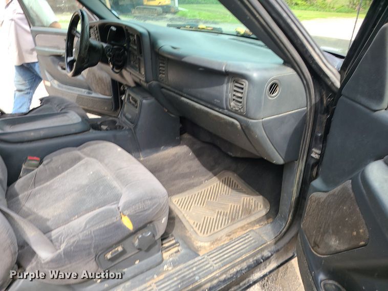 image for item MG9620 2001 Chevrolet Silverado 1500  Ext. Cab pickup truck