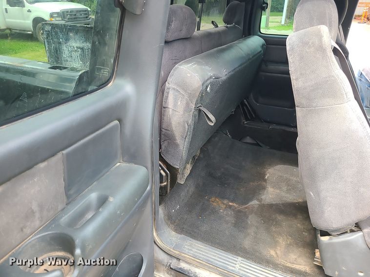 image for item MG9620 2001 Chevrolet Silverado 1500  Ext. Cab pickup truck