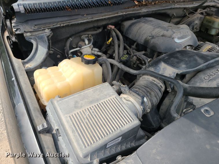 image for item MG9620 2001 Chevrolet Silverado 1500  Ext. Cab pickup truck