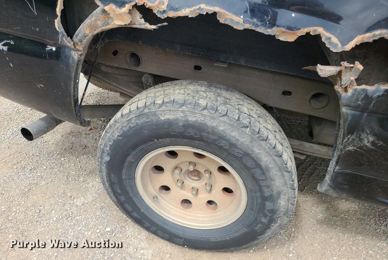 image for item MG9620 2001 Chevrolet Silverado 1500  Ext. Cab pickup truck