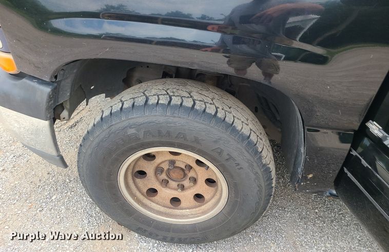 image for item MG9620 2001 Chevrolet Silverado 1500  Ext. Cab pickup truck