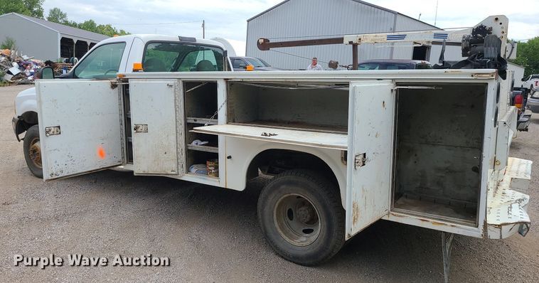 image for item MG9622 2002 Ford F350 Super Duty  utility bed pickup truck