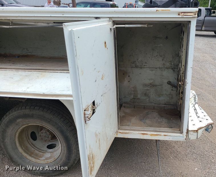 image for item MG9622 2002 Ford F350 Super Duty  utility bed pickup truck