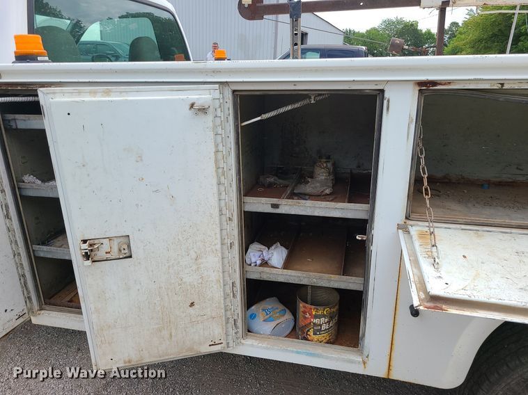 image for item MG9622 2002 Ford F350 Super Duty  utility bed pickup truck