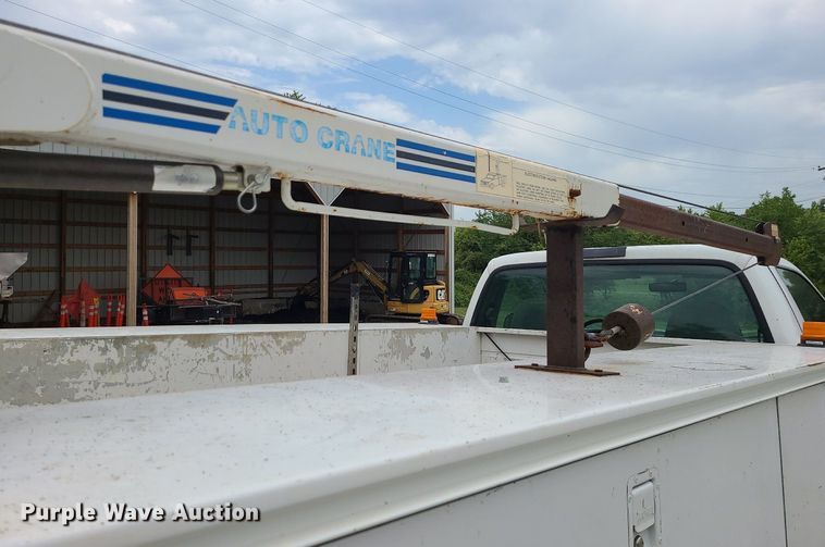 image for item MG9622 2002 Ford F350 Super Duty  utility bed pickup truck