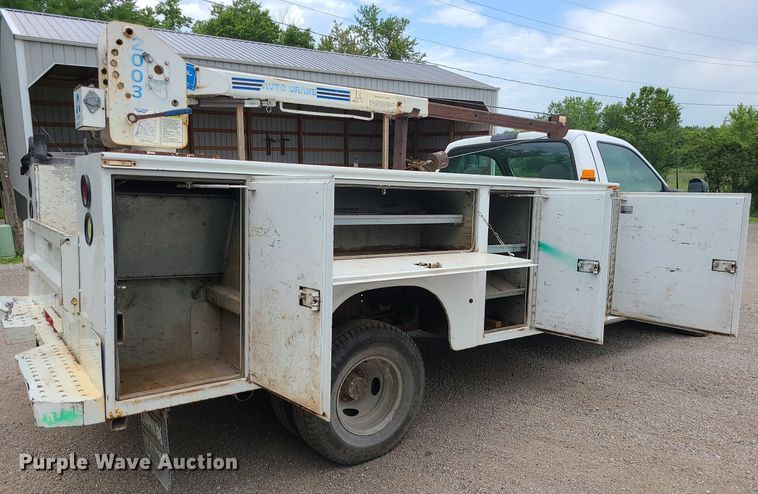 image for item MG9622 2002 Ford F350 Super Duty  utility bed pickup truck