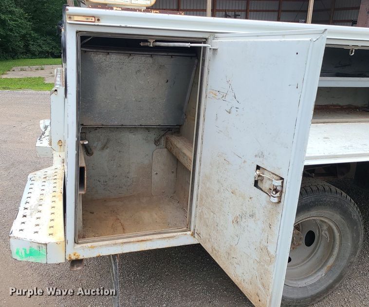 image for item MG9622 2002 Ford F350 Super Duty  utility bed pickup truck