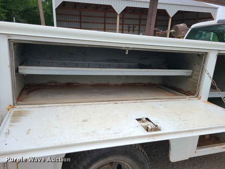 image for item MG9622 2002 Ford F350 Super Duty  utility bed pickup truck