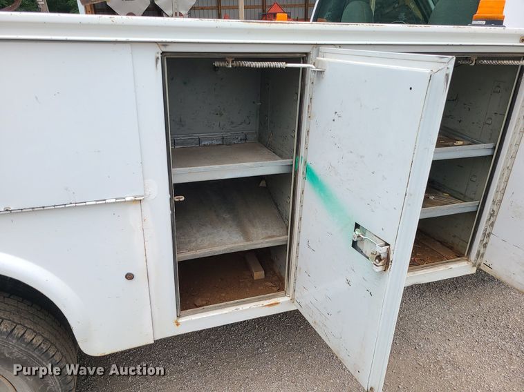 image for item MG9622 2002 Ford F350 Super Duty  utility bed pickup truck