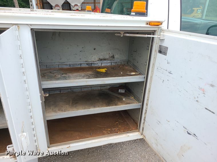 image for item MG9622 2002 Ford F350 Super Duty  utility bed pickup truck