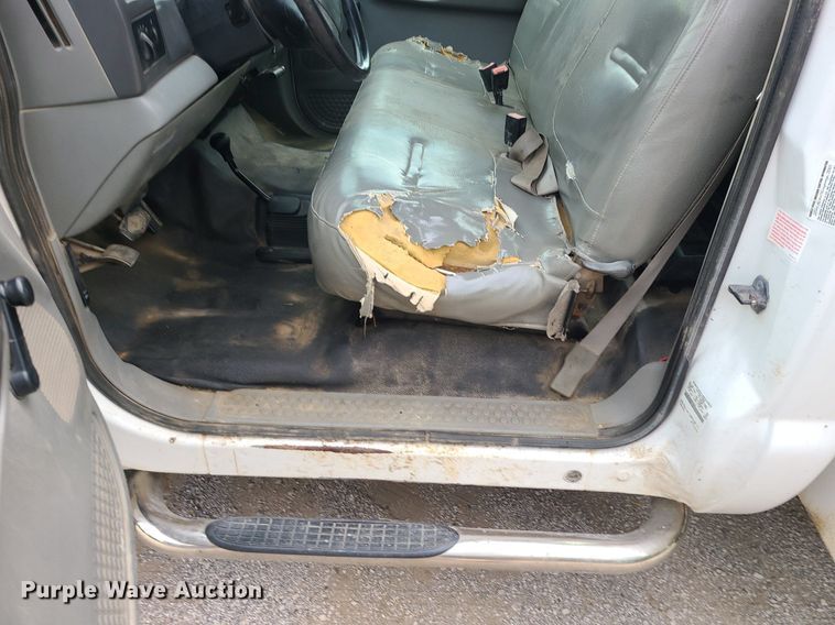 image for item MG9622 2002 Ford F350 Super Duty  utility bed pickup truck