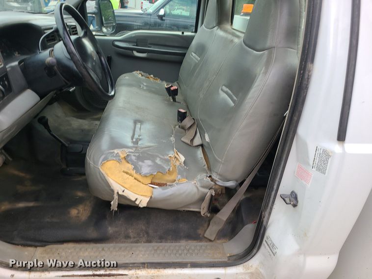 image for item MG9622 2002 Ford F350 Super Duty  utility bed pickup truck