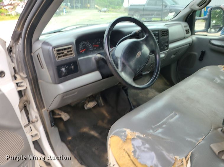 image for item MG9622 2002 Ford F350 Super Duty  utility bed pickup truck