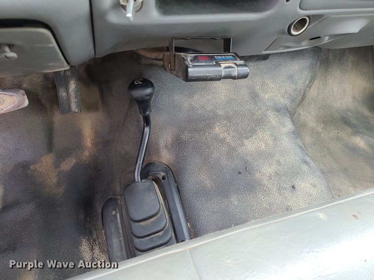 image for item MG9622 2002 Ford F350 Super Duty  utility bed pickup truck