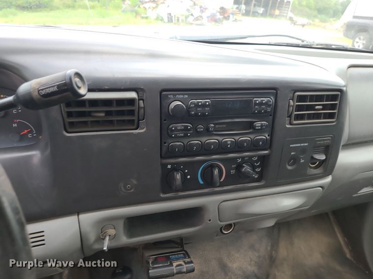 image for item MG9622 2002 Ford F350 Super Duty  utility bed pickup truck