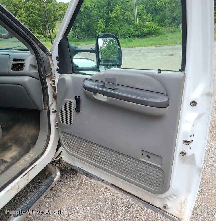 image for item MG9622 2002 Ford F350 Super Duty  utility bed pickup truck