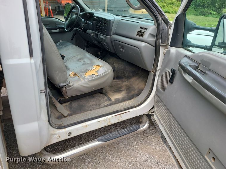 image for item MG9622 2002 Ford F350 Super Duty  utility bed pickup truck