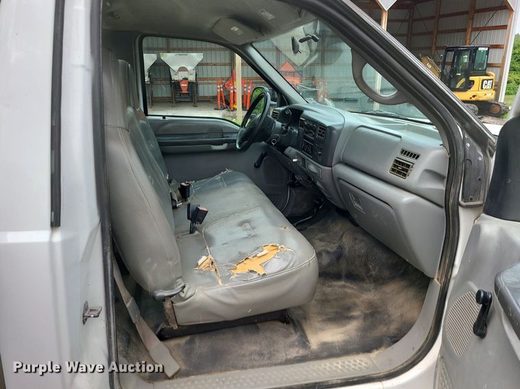 image for item MG9622 2002 Ford F350 Super Duty  utility bed pickup truck