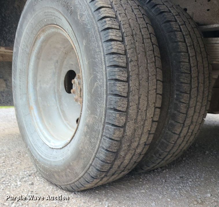 image for item MG9622 2002 Ford F350 Super Duty  utility bed pickup truck