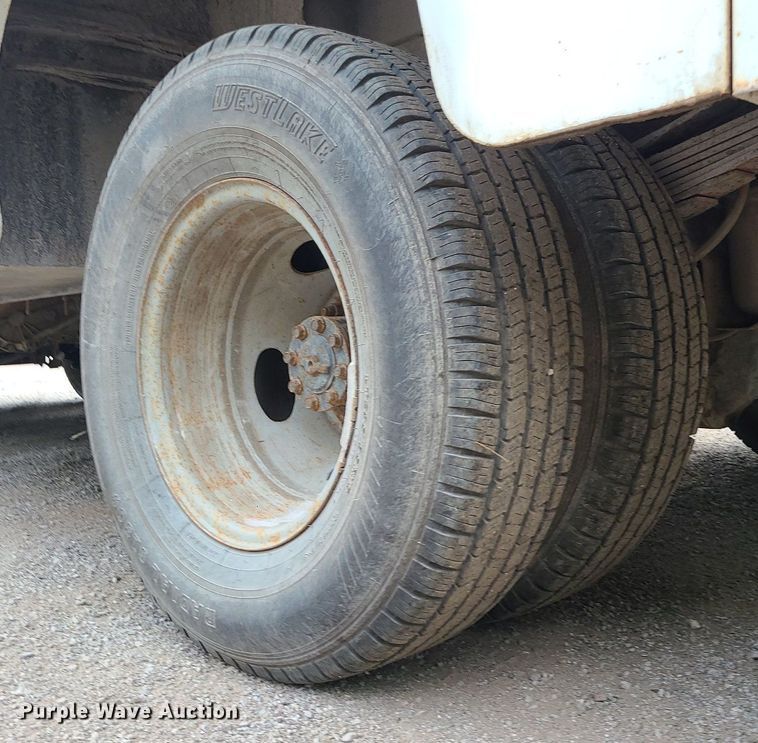 image for item MG9622 2002 Ford F350 Super Duty  utility bed pickup truck