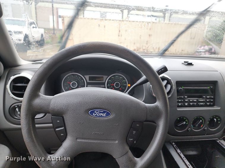 image for item MG9674 2006 Ford Expedition XLT  SUV