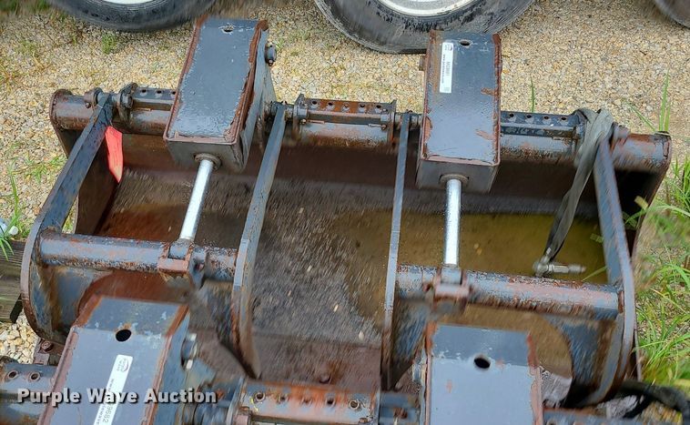 image for item MG9681 Bobcat  66"W skid steer grapple bucket