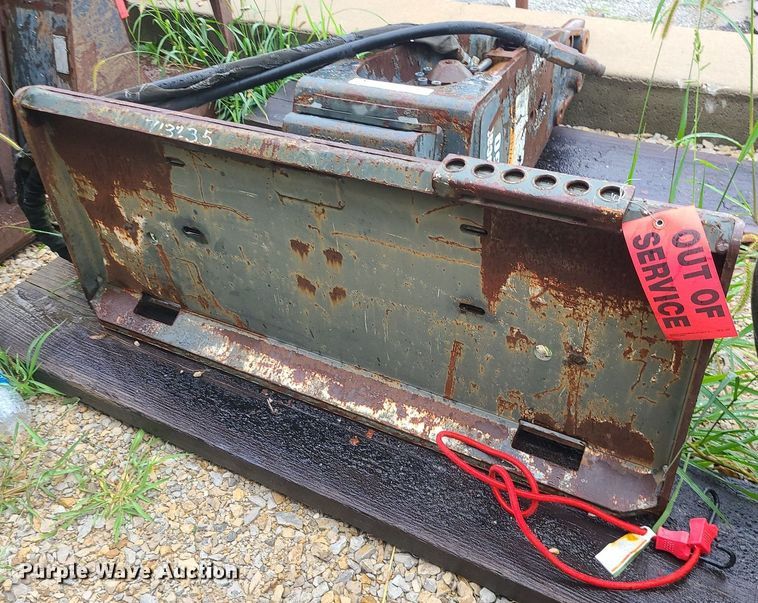 image for item MG9683 Bobcat B950  skid steer breaker