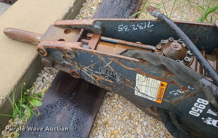 image for item MG9683 Bobcat B950  skid steer breaker