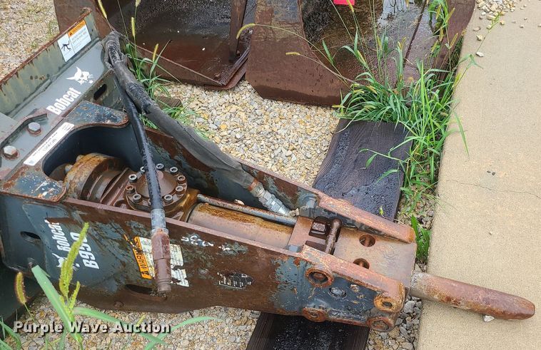 image for item MG9683 Bobcat B950  skid steer breaker