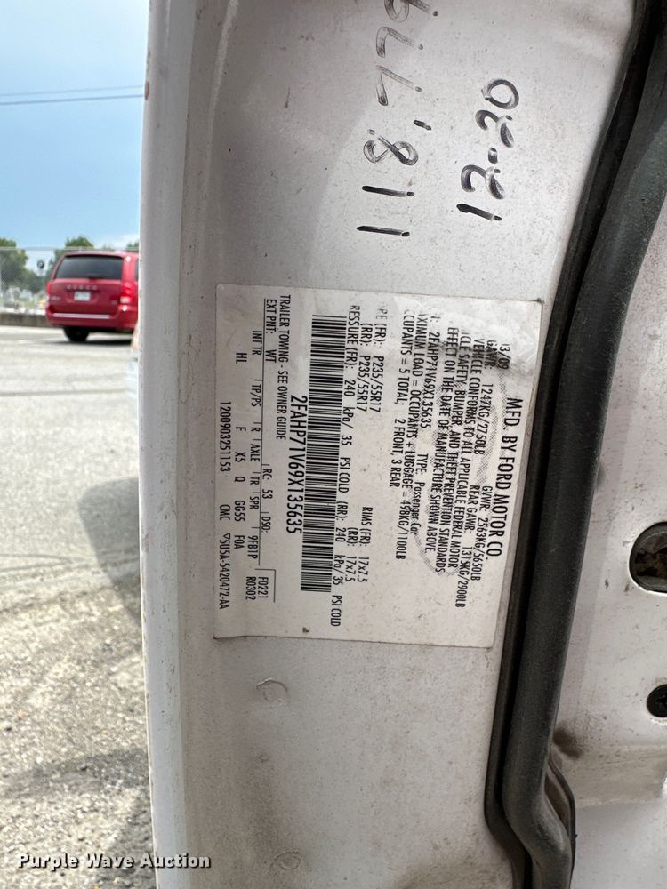 image for item ML9075 2010 Ford Crown Victoria