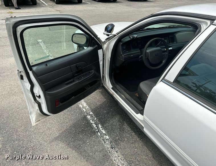 image for item ML9075 2010 Ford Crown Victoria