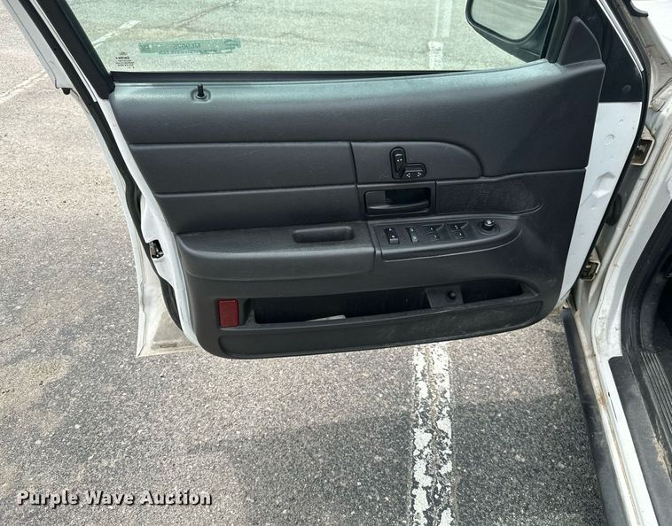 image for item ML9075 2010 Ford Crown Victoria