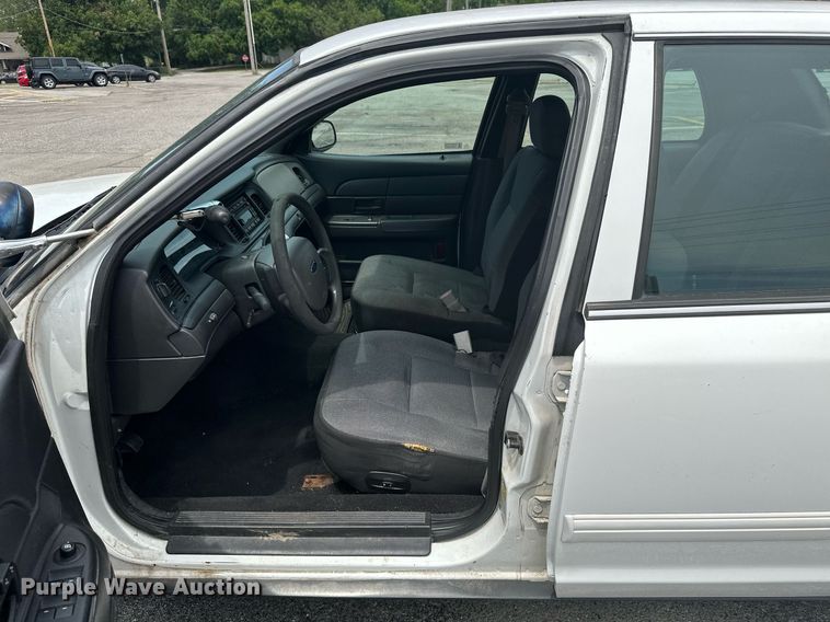 image for item ML9075 2010 Ford Crown Victoria