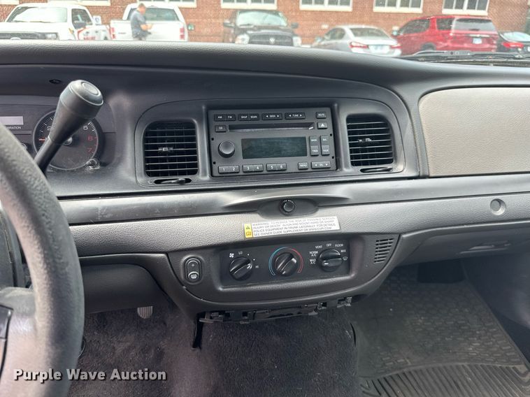 image for item ML9075 2010 Ford Crown Victoria