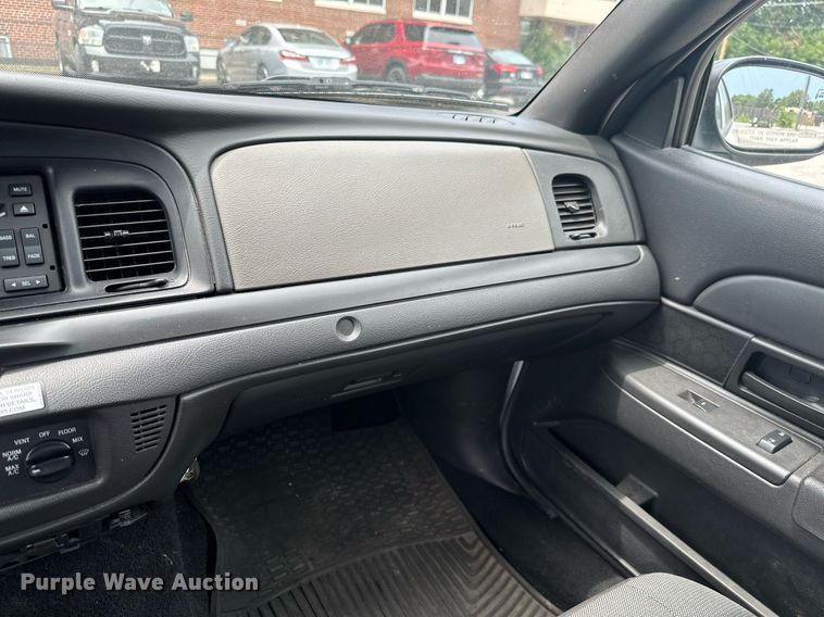 image for item ML9075 2010 Ford Crown Victoria