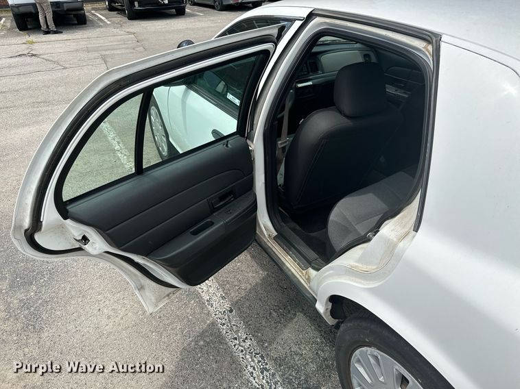 image for item ML9075 2010 Ford Crown Victoria