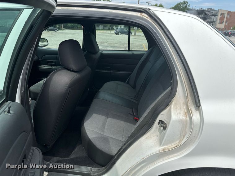 image for item ML9075 2010 Ford Crown Victoria