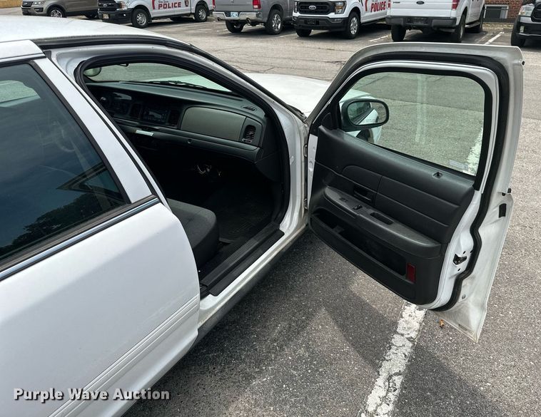 image for item ML9075 2010 Ford Crown Victoria