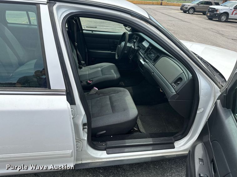 image for item ML9075 2010 Ford Crown Victoria