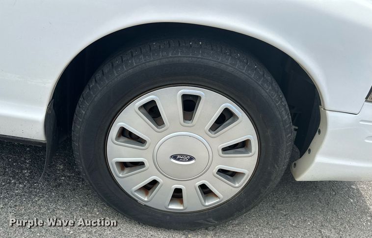 image for item ML9075 2010 Ford Crown Victoria